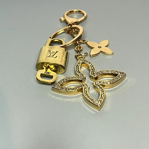 Louis Vuitton Lock and Key Set # 301 with a Fashion Flower Keychain - Picture 3 of 4